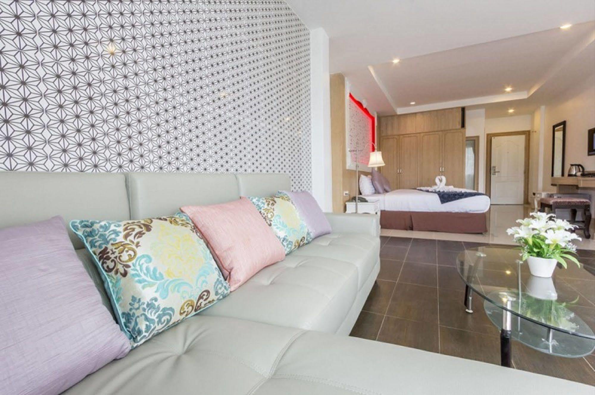 Triple Three Patong Hotel Luaran gambar